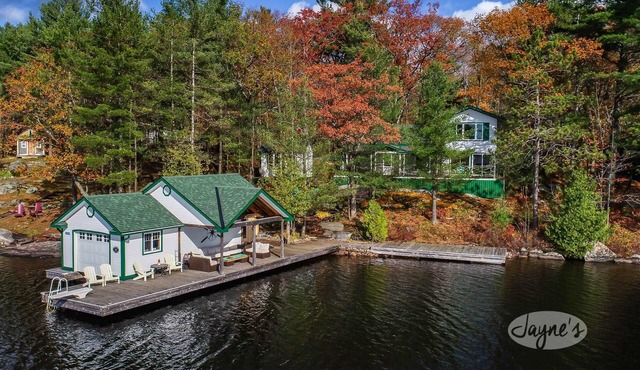 Charming 5bdrm 2bath island cottage on Lake Muskoka! Sunsets! Sauna!