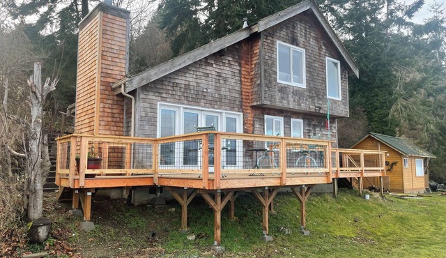 Charming beachfront 1-bedroom cottage near Langley, Whidbey Island Washington. in Langley