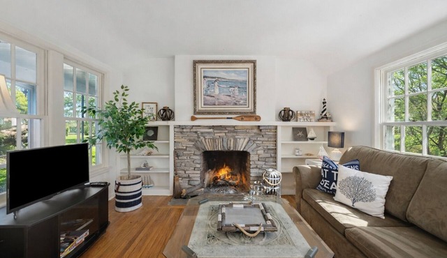 Charming Bunk Cottage on Beautiful Bay Beach!