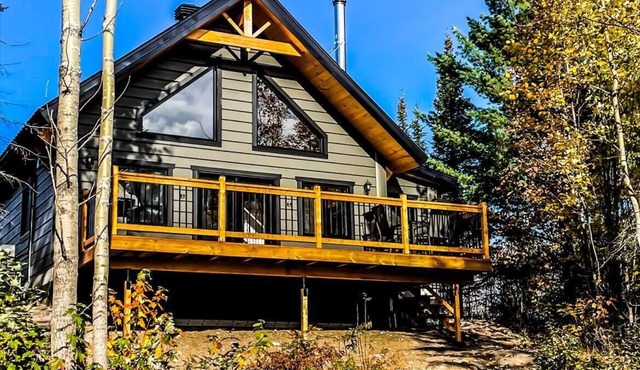 Charming Cabin with Lake View