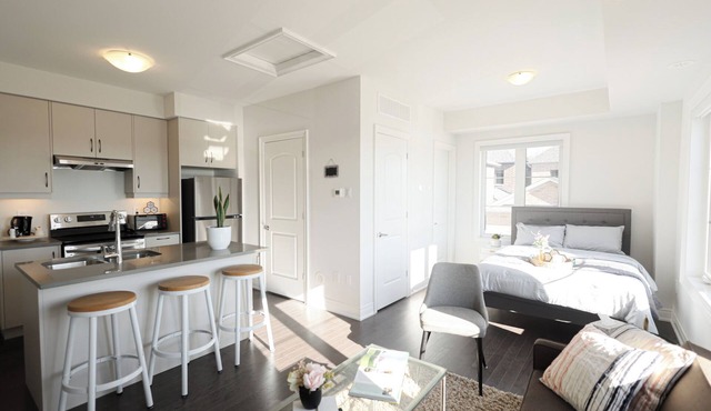 🌟 Charming Coach House with Stunning Pond Views in Markham 🌅 🌊