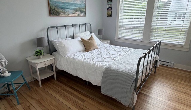 Charming, cottage in the heart of St. Andrews! Screened in porch/back deck/BBQ