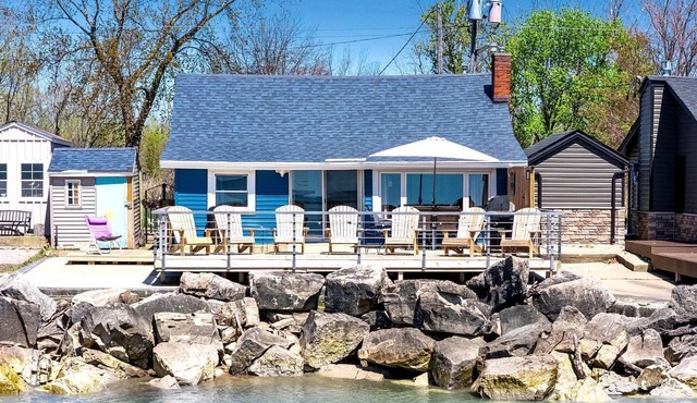 Charming Cottage on Lake Erie for an Unforgettable Kingsville Getaway in Ontario