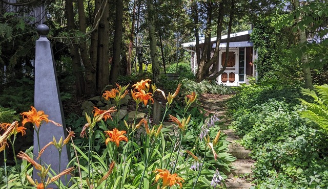 Charming Cottage on Meadowcroft Estate - A Birders Paradise Nestled in the Woods