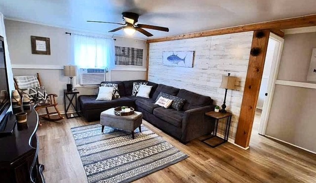 Charming Cottage, fenced backyard & boat parking in Crystal River
