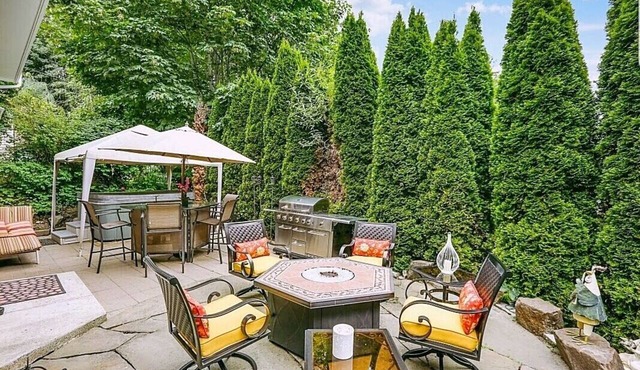 Charming & Cozy Apartment w/Hot tub patio. in Kenmore