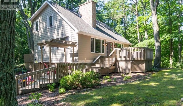 Charming family cottage: walking distance to beach & famous Lake Huron sunsets.
