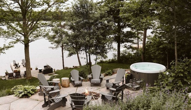 Charming Four Seasons Lake Front Renovated Cottage in Bala, Moon River Muskoka