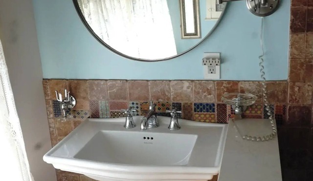 Charming James Bay Guesthouse by Fisherman's Wharf