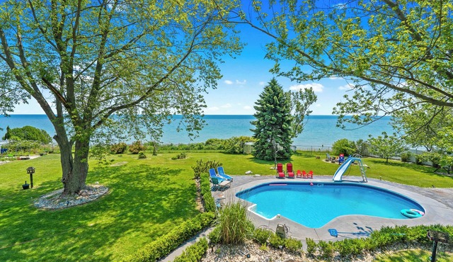 Charming lakefront 4-bedroom cottage with swimming pool & tennis court