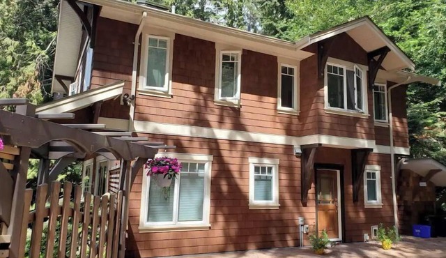 Charming Nest 2BDR/2BTH - Pacific Ocean beach 800 m from this home in Bowen Island