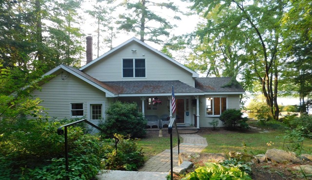 Charming pet-friendly waterfront home with beautiful views of Highland Lake! in Bridgton