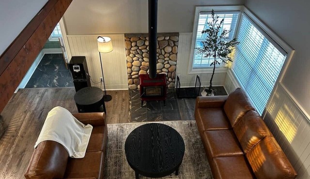Charming Rustic cabin w/Jacuzzi at Fowler Lake, SK