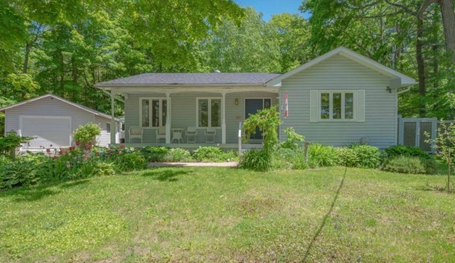 Charming Sandy Lake Cottage - Hot tub, Sauna