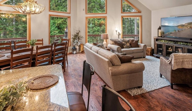 Charming Secluded 3-bedroom house in Sagle ID close to Lake and Schweitzer Ski in Sagle