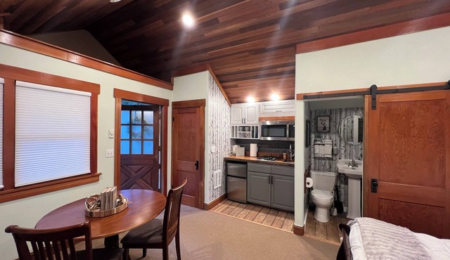 Charming Studio cottage, 1/2 mile from Mt Si Trailhead in North Bend