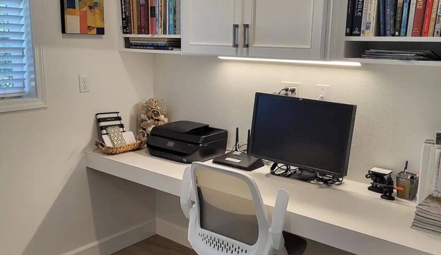 Charming Suite in West Linn - AC, Free Parking Washer&Dryer, Workspace! in West Linn