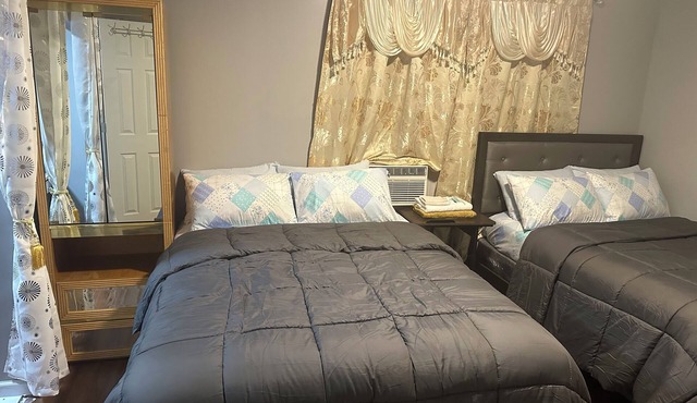 "Charming Suite with 2 Queen Beds – Ideal for Families!" in Irvington