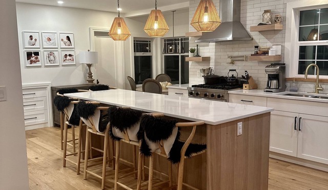 Charming Victoria Character home-Pet Friendly!