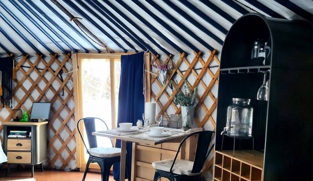Charming Yurt Accommodation with Fire Pit Ideal for Camping near Lake Simcoe in Innisfil