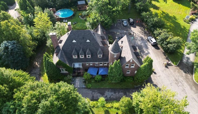 Chateau Murdock Gite