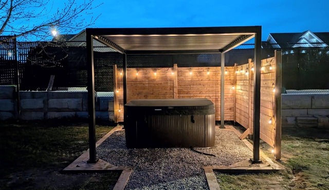 Checkerboard guest house close to charming downtown + family-friendly yard space