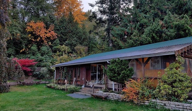 Cheerful 2-bedroom bungalow with a view to a magical fairytale house