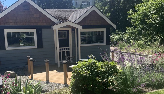 Cheerful 2 bedroom home just steps from the Beach!