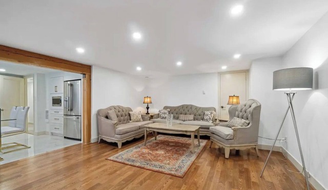 Cheerful 2BR Oasis In North Van