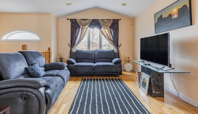 Cheerful 3 bedroom house in Downtown Windsor