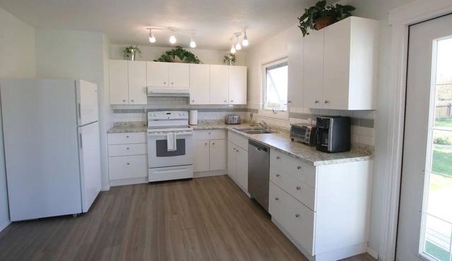 Cheerful 3 Bedroom Main Floor Private Suite Near Waterton