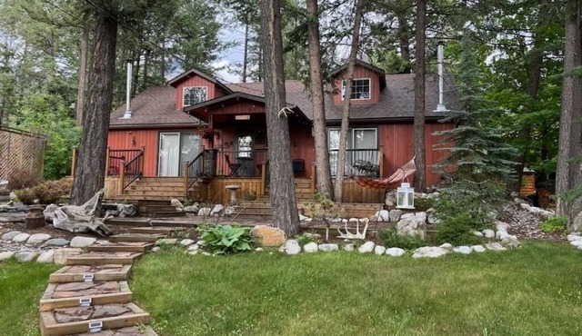 Cheerful 3 bedroom cabin with indoor fireplace