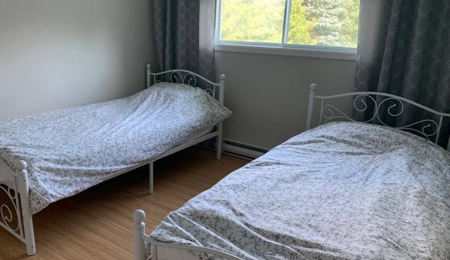 Cheerful 4bd waterfront cottage. 1.5h from Toronto