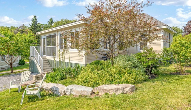 Cheerful Cottage Retreat in "The County" on East Lake resort with pool