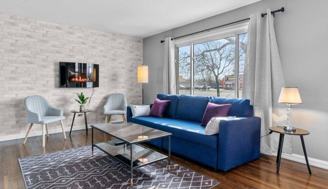 Cheerful Family Home 3 mins drive to UWindsor