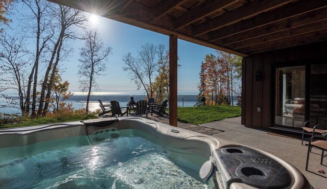 Chez Annie 215: Panoramic Views & Hot Tub