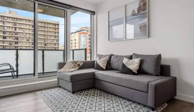 Chic 1BR Kensington unit W/Free UG Parking
