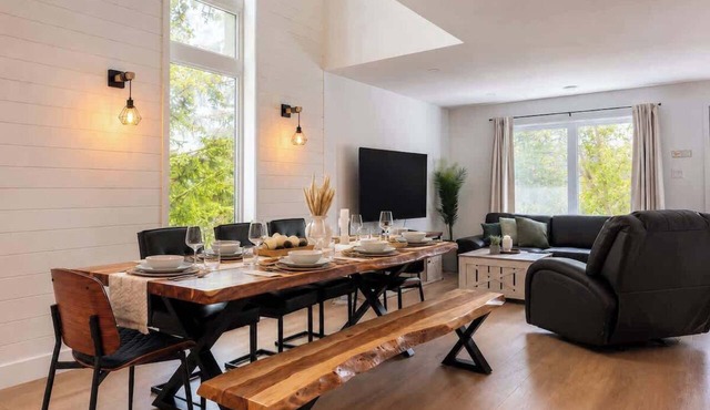 Chic 2-story condo, a nature retreat for 6