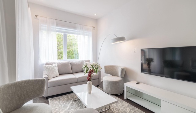 Chic Condo with Private Balcony & Hot Tub
