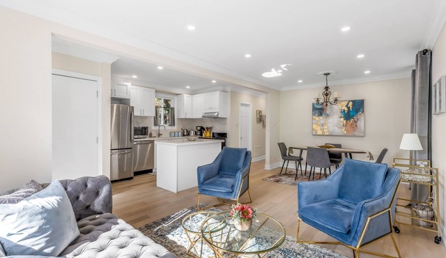 Chic & Cozy 3 BD/2 BA House w/Free Parking