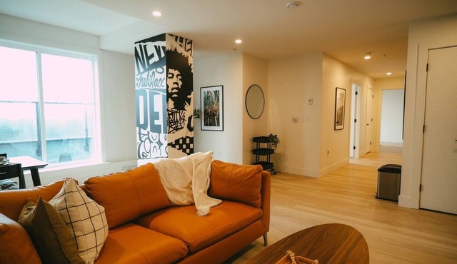 Chic Cozy Retreat - 2BR - Stunning North End Views