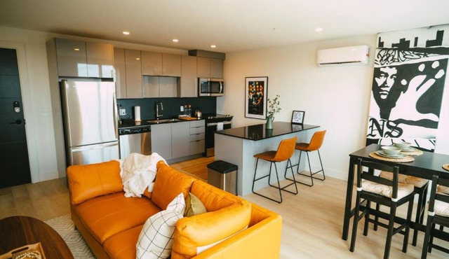 Chic Cozy Retreat - 2BR - Stunning North End Views