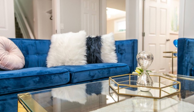 Chic Modern Suitekingbedfireplace?centralclean