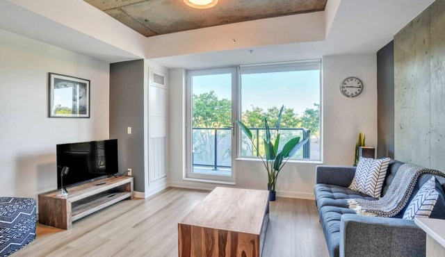 Chic Urban 1BR Apt with Balcony and Skyline Views