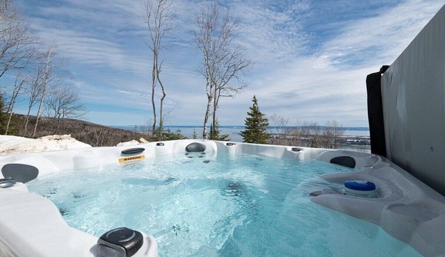 Chinook 166: Hot Tub, River Views & Summer Terrace