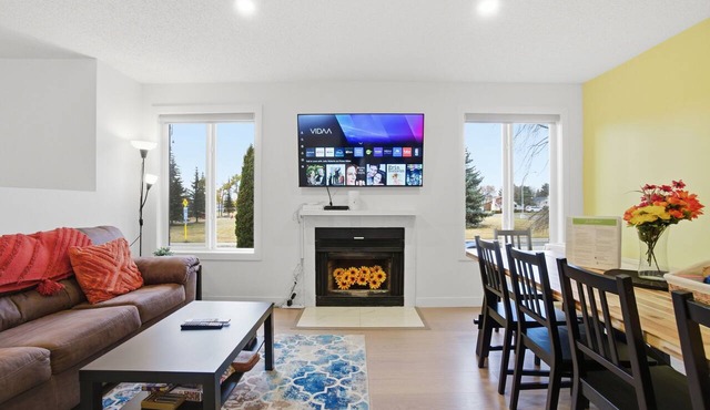 Cindy - 3 Bedrooms, Cozy Main Floor Suite!