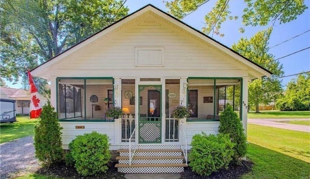 Classic Cottage by the Beach!