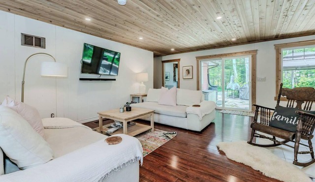 Classic-Country Getaway |Hot Tub| AC | EV Charger