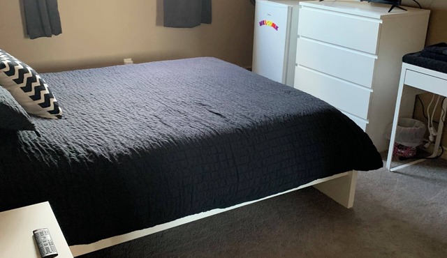 Classic Retreat in Sylvan lake. Your cozy home away from home BEACH adventure.