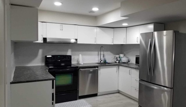 Clean 2 bedroom Apartment 10 minutes from Airport